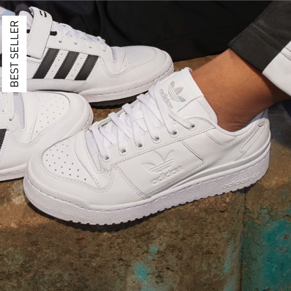 NWT- I have too many white sneakers and I don’t reach for these ones .